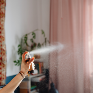 カーテンにアロマスプレー