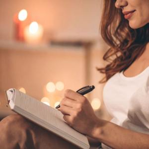 アロマキャンドルを灯して日記を書く